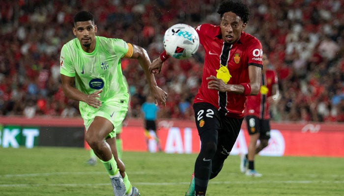 Barcelonas Uruguayan Defender #04 Ronald Federico Araujo Da Silva (L) And Real Mallorcas Colombian Defender #22 Johan Mojica Vie For The Ball During The Spanish League Football Match Between Rcd Mallorca And Fc Barcelona At Mallorca Son Moix Stadium In Palma De Mallorca On August 16, 2025. — Afp