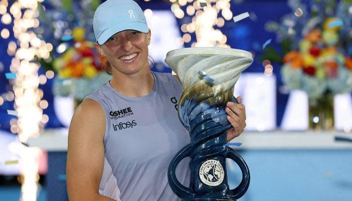 Iga Swiatek Of Poland Celebrates With The Rookwood Cup After Defeating Jasmine Paolini Of Italy During The Women´s Final Of The Cincinnati Open At Lindner Family Tennis Center On August 18, 2025 In Mason, Ohio. — Afp