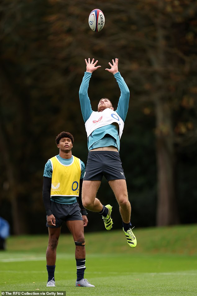 England Full-Back Freddie Steward Rises High As Noah Caluori, Who Has Been Playing The Part Of Aussie Joseph Suaalii In Training This Week, Watches On