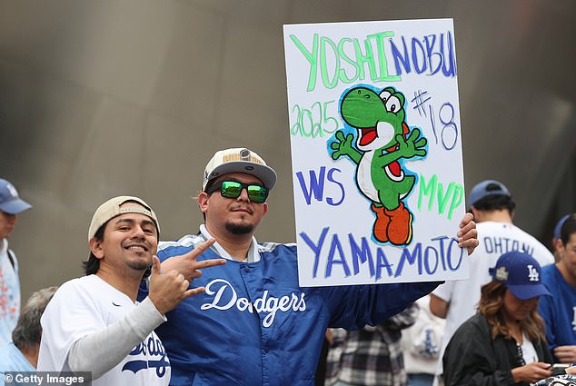 Another Fan Held Up A Sign That He Dedicated To World Series Mvp Yoshinobu Yamamoto