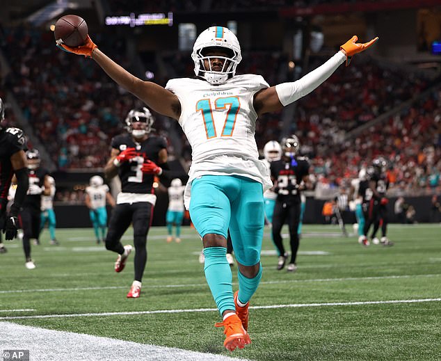 Miami Dolphins Wide Receiver Jaylen Waddle (17) Scores A Touchdown During The Second Half Of An Nfl Football Game Against The Atlanta Falcons, Sunday, Oct. 26, 2025, In Atlanta. (Ap Photo/Colin Hubbard)