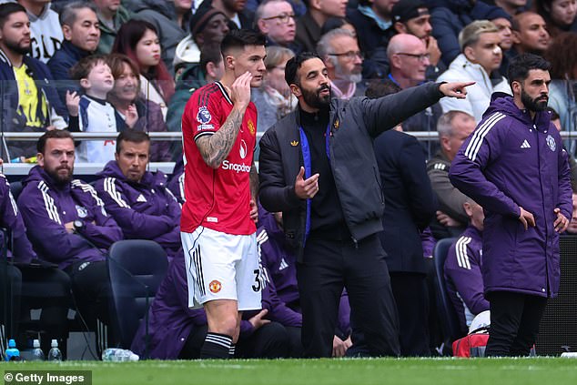 Ruben Amorim Delivers His Orders To Sub Benjamin Sesko - But His Decision Are Baffling