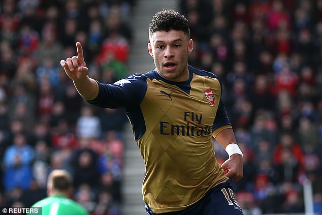Alex Oxlade-Chamberlain Is Training With Arsenal Again After Leaving Besiktas This Summer