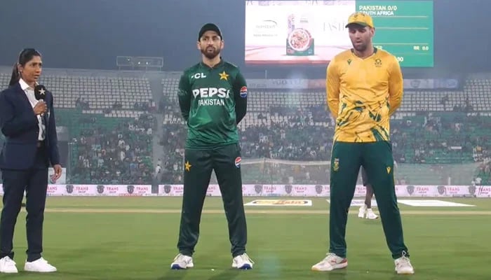 Pakistan Captain Salman Ali Agha (Centre) And South Africas Donovan Ferreira At The Toss For Their Third T20I At The Gaddafi Stadium In Lahore On November 1, 2025. — Livestream/Screengrab
