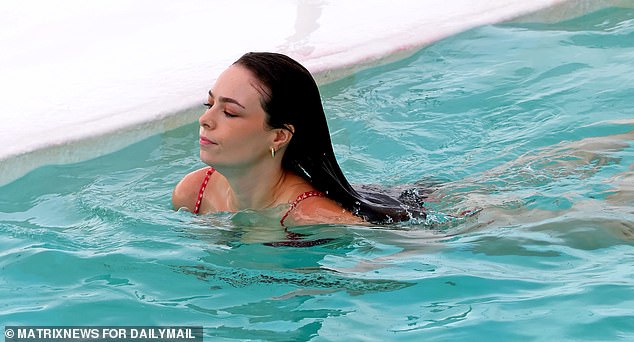 The New Zealand-Born Tv Star Blended In With The Locals, Enjoying A Dip In The Famous Pool Before Soaking Up Her Surroundings