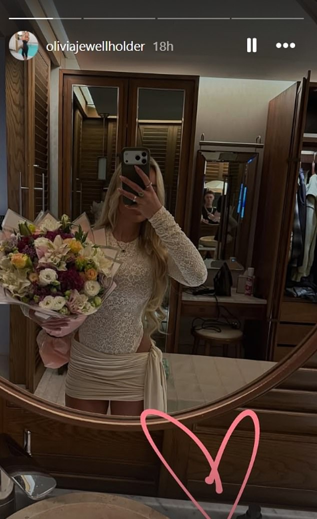She Posed With A Bouquet Of Flowers In Their Hotel Room During The Stay In Dubai
