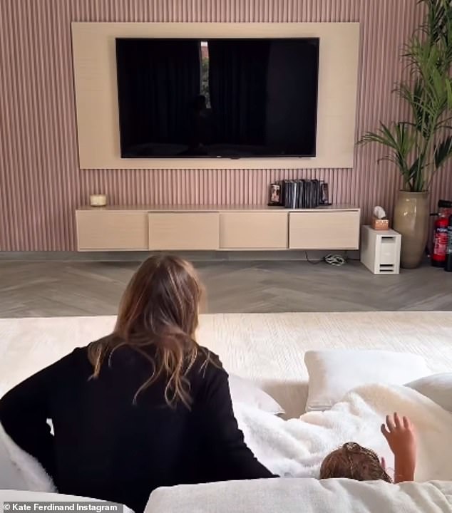 She Showed Off The Huge Lounge Area And Massive Tv As She Relaxed In The House With Her Family