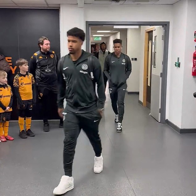 Chelsea's Squad Embarrassed Themselves With Video Of Them Snubbing Hull City's Mascots
