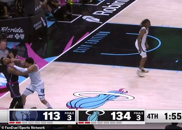 While Scotty Pippen Jr's Teammates Played On, He Charged At Miami´s Myron Gardner