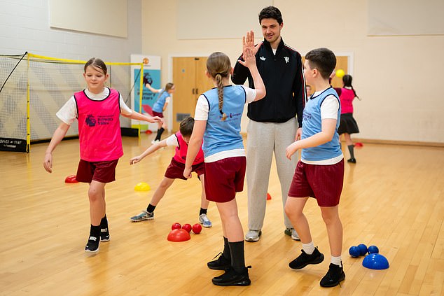 Lammens With Children At A Manchester School, Where He Gave A First Big Interview In England