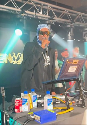 Snoop Dogg Did A Surprise Guest Set For Au Vodka Staff At Their Headquarters On Monday Night