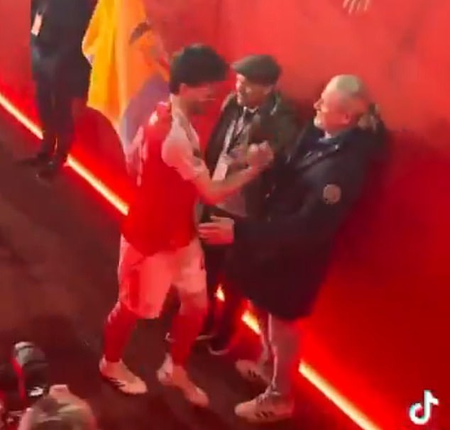 Only Declan Rice Stoppped In The Tunnel To Greet The Two Arsenal Club Legends Freddie Ljungberg And Emmanuel Petit After The Chelsea Victory On Sunday